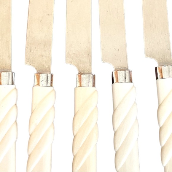 𝅺SET of 6 vintage table knives, stainless steel with white plastic handles - Picture 2 of 3